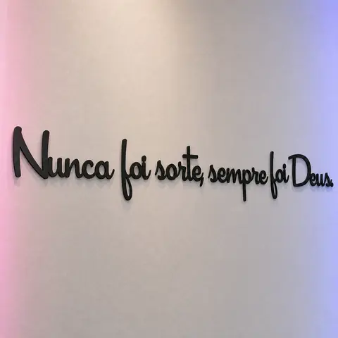 Frase Nunca Foi Sorte Sempre Foi Deus em MDF Preto 150x15 cm